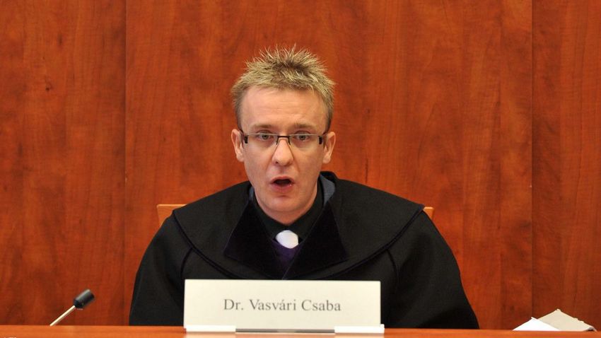 “Vasvári Csaba egy gazember, semmi keresnivalója a bírói pulpituson, takarítsák el onnan!”